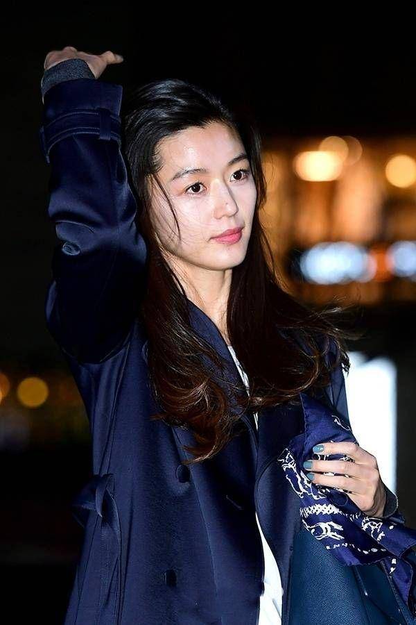 设计|全智贤 蓝大衣搭阔腿裤运动鞋更范,虽然三十岁依然惊艳