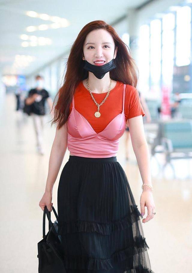 黑色|张萌的小蛮腰有多细?看她“炫腰”式穿搭就知道,没辜负这好身材