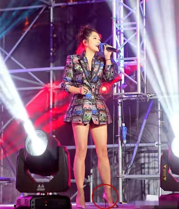 黑色|何洁吐心声！养娃压力大捞金被嘲腿粗，身高158微胖身材太难了