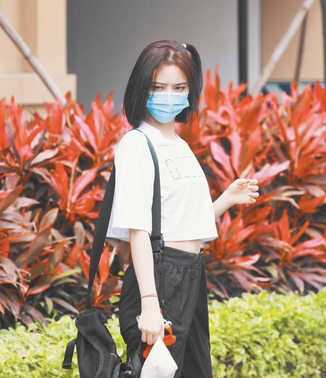 黑色|绑马尾辫的许佳琪真可爱,穿休闲装随性简单,“彩虹袜”亮了!