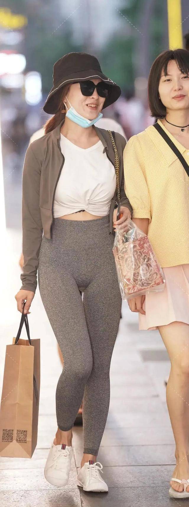 下半身|身材修长的打底裤美女，秀出了俏丽大方的美，格外美丽