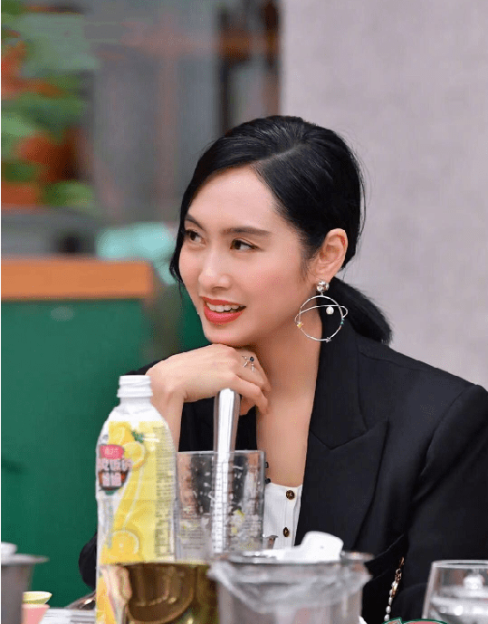 显得|71年的朱茵都快50岁了,但感觉不会老似的,穿黑西装都挺有活力