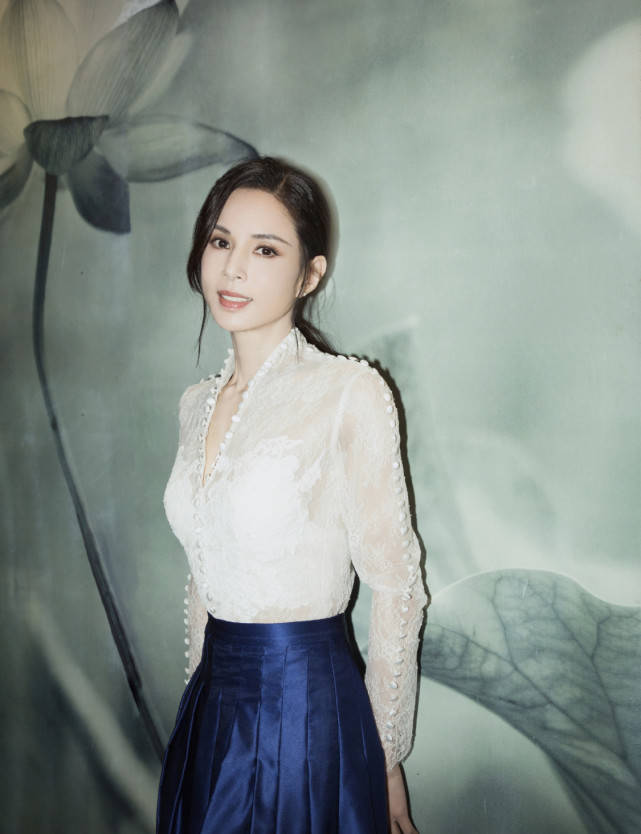 曲线|李若彤真有53岁？穿抹胸开衩裙秀S曲线，女神果然抗老