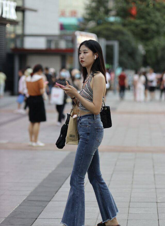上衣|黑色打底裤搭配时尚上衣，展现修身的感觉，凸显下装的效果