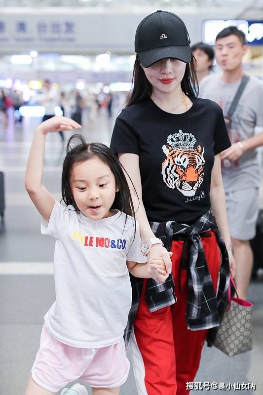 一身|李小璐离婚后越来越嫩了，穿着一身紫色的服装，气质也太嫩了