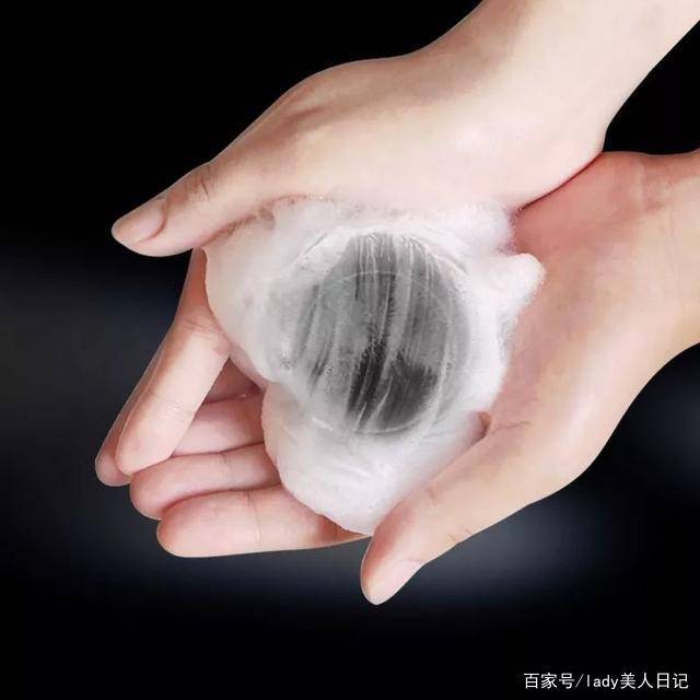 因为|26岁昆凌美背撩人，上万衣裙藏不住凹凸感，俩娃妈不简单
