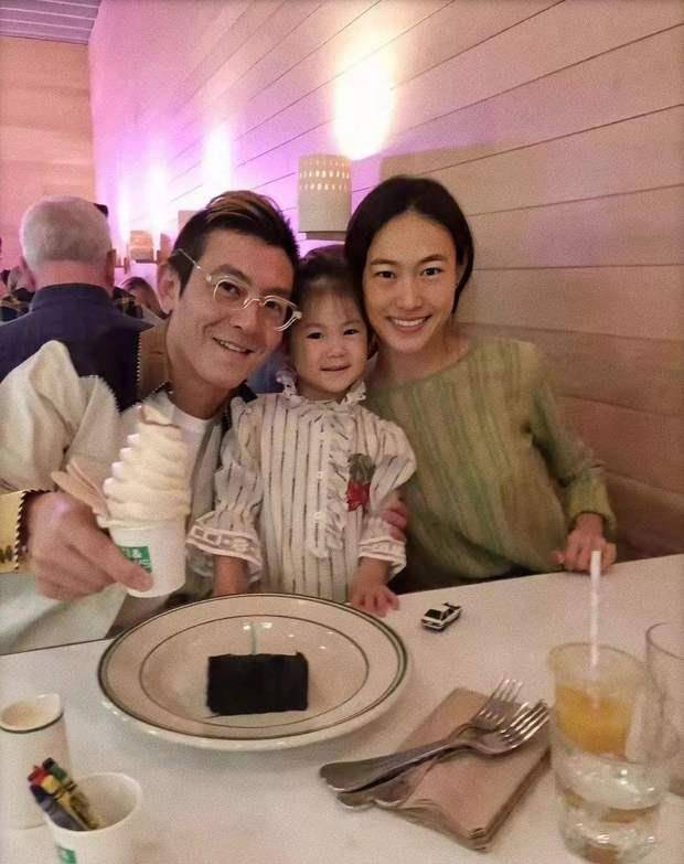 父亲|陈冠希带着女儿草地上玩耍，女儿穿着千元t恤，满头大汗头发凌乱
