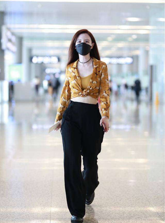 黑色|张萌的小蛮腰有多细?看她“炫腰”式穿搭就知道,没辜负这好身材