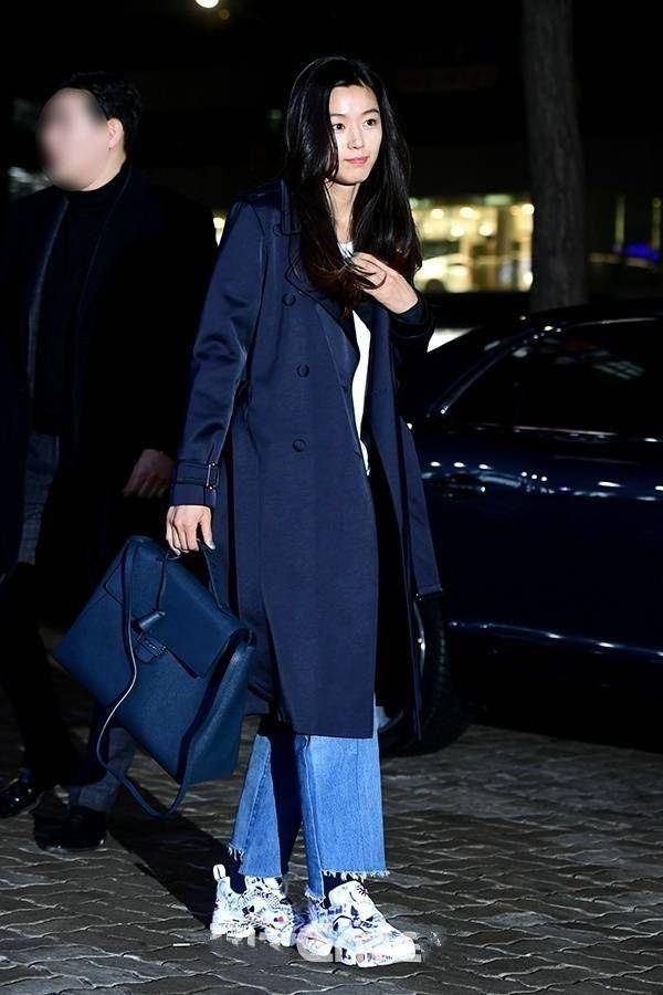 设计|全智贤 蓝大衣搭阔腿裤运动鞋更范,虽然三十岁依然惊艳