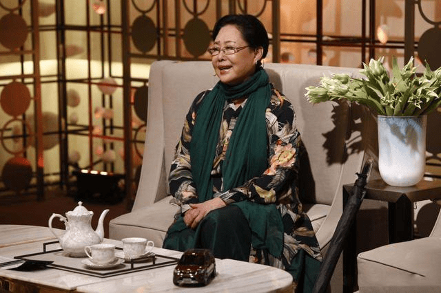 围巾|70岁斯琴高娃老得优雅,印花装配围巾雍容大气,值得奶奶辈借鉴