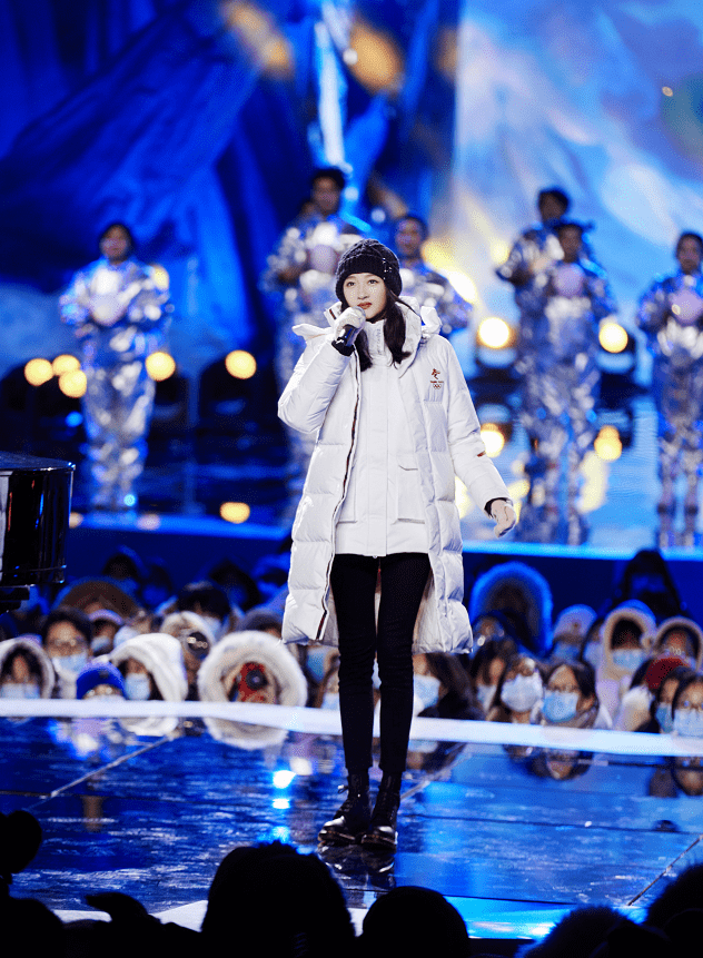 魅力|有种“怕冷”叫关晓彤,跨年穿羽绒服亮相,却意外美成全场焦点