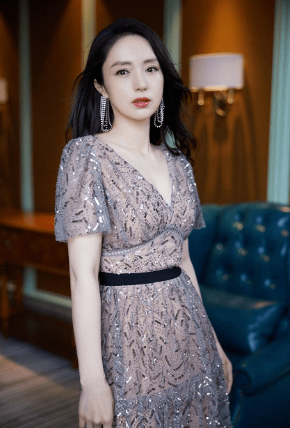 曲线|董璇越来越有女人味，穿薄纱裙秀“多肉”曲线，身材比例谁不心动