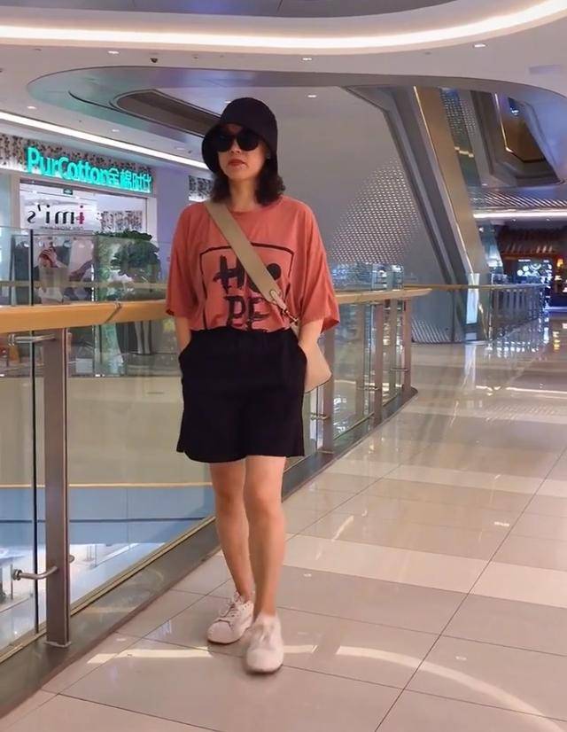 身材|57岁青岛姥姥意外蹿红，身材纤细穿衣时髦，带娃出门被错认成宝妈