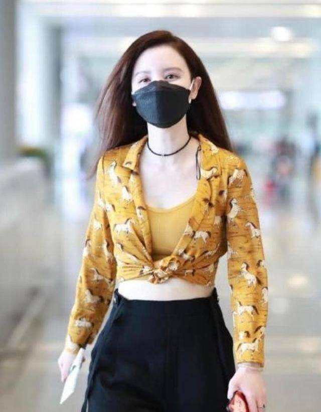 黑色|张萌的小蛮腰有多细?看她“炫腰”式穿搭就知道,没辜负这好身材