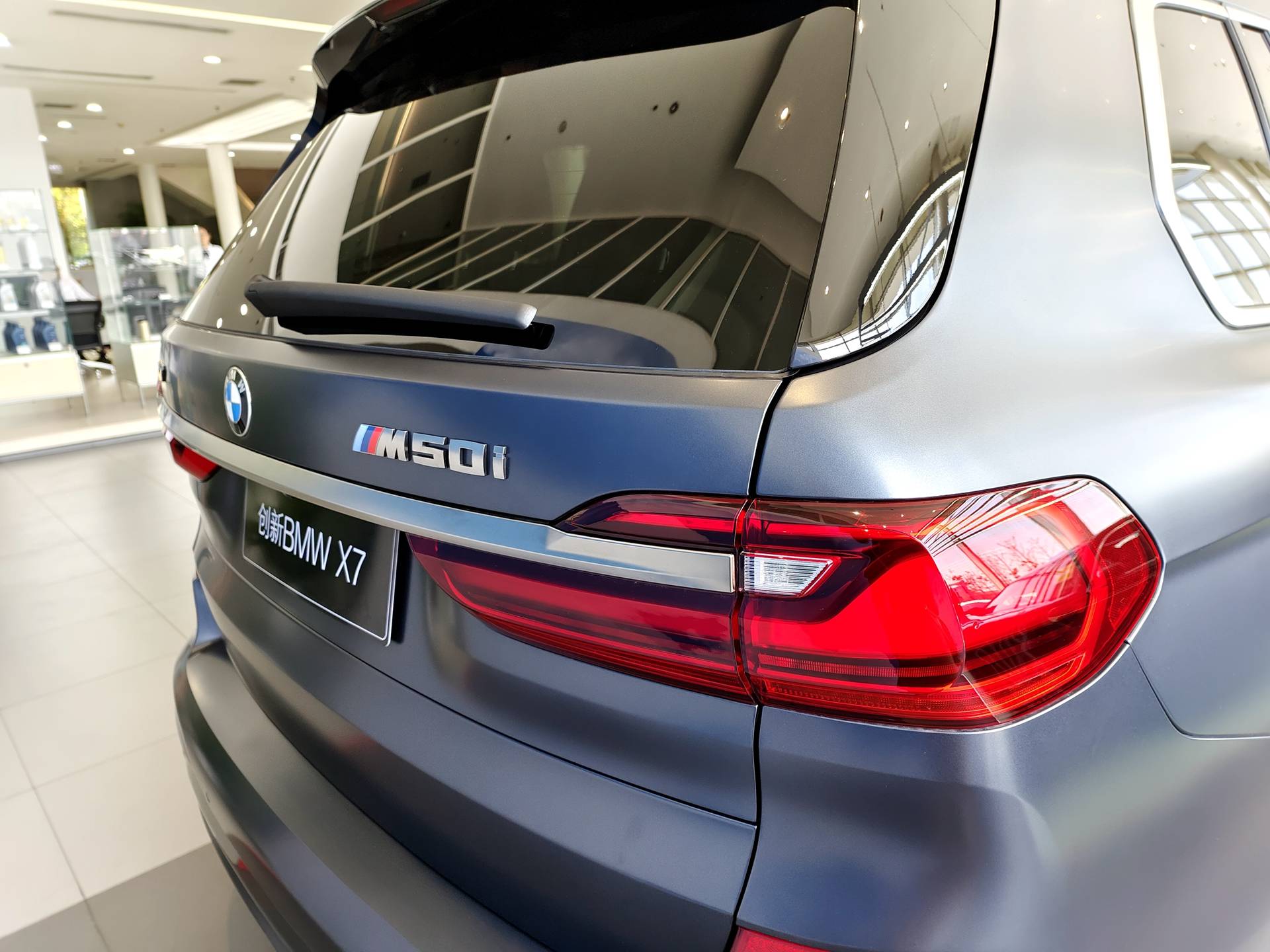 4.4t动力加持 实拍宝马x7顶配m50i 不怒自威