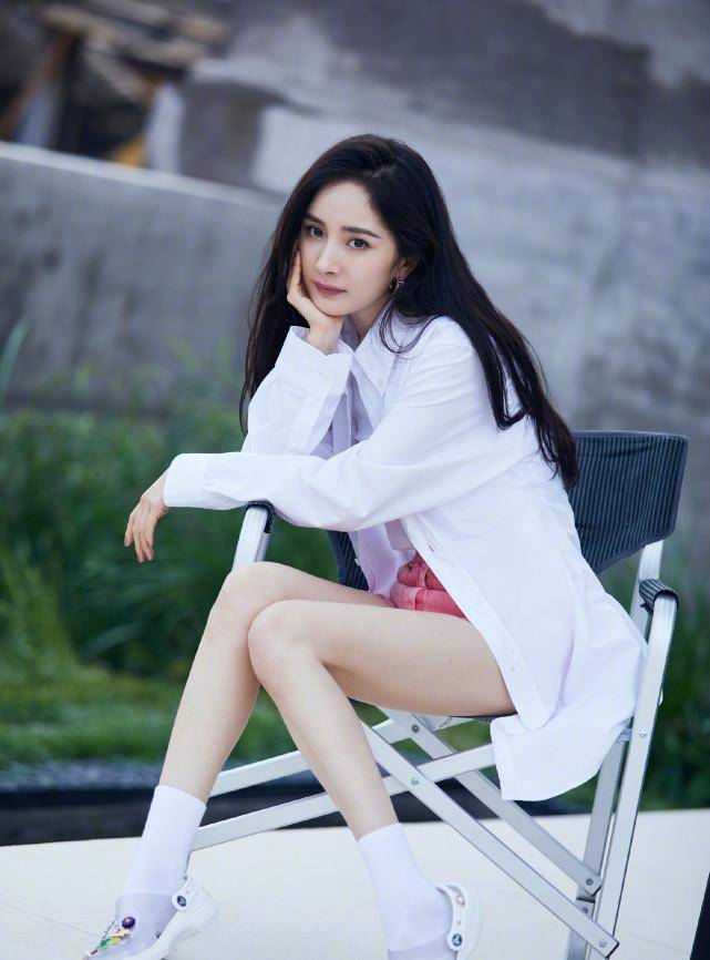 好身材|杨幂晒出最新照片，大长腿令人羡慕，青春打扮少女感十足！