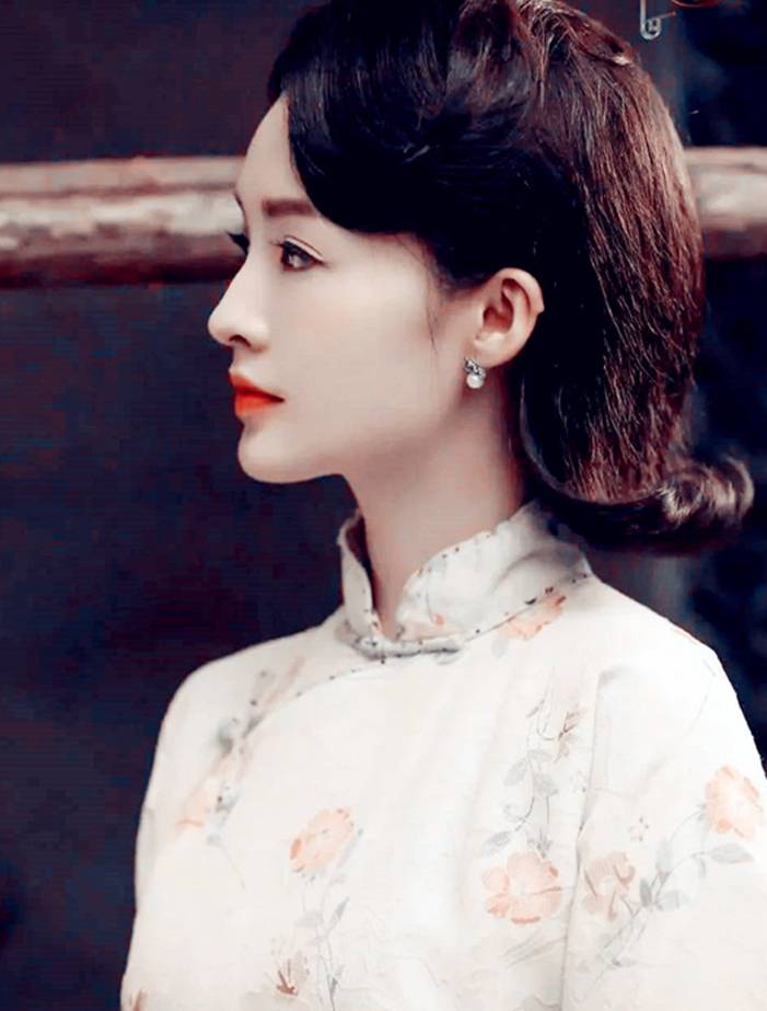 符合中国|女星穿旗袍，刘亦菲温婉复古，李沁美若惊鸿，她穿旗袍美哭了网友！