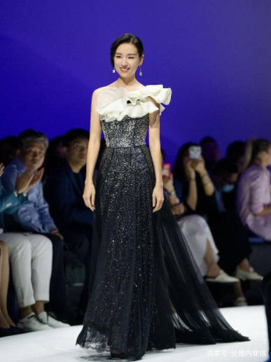 设计|董洁40岁还这么大胆，穿短裙秀身材曲线，不过依然少女感满满