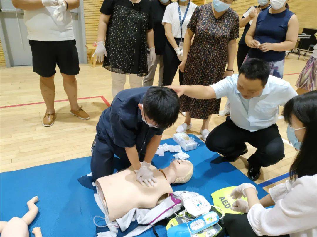 青岛西海岸新区中心医院走进耀中国际学校进行心肺复苏培训