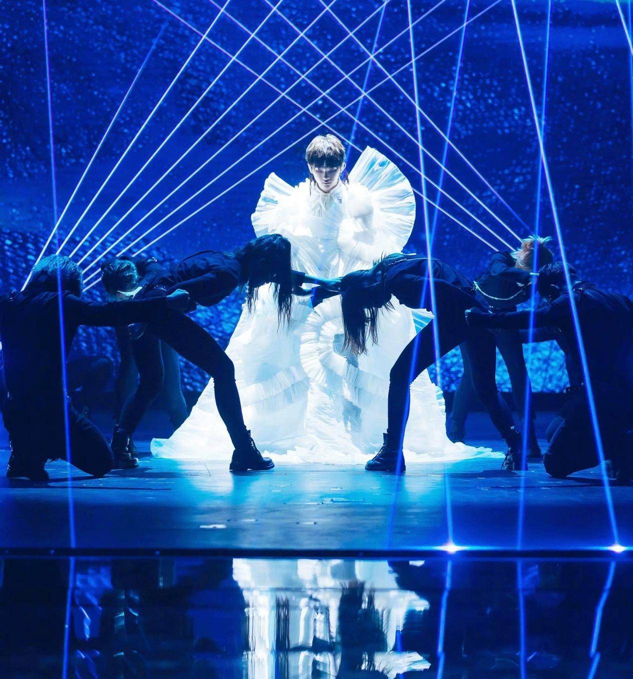 内卷|吴亦凡带火的裙装look还不过时？格纹蕾丝一样不少，丝毫不觉阴柔