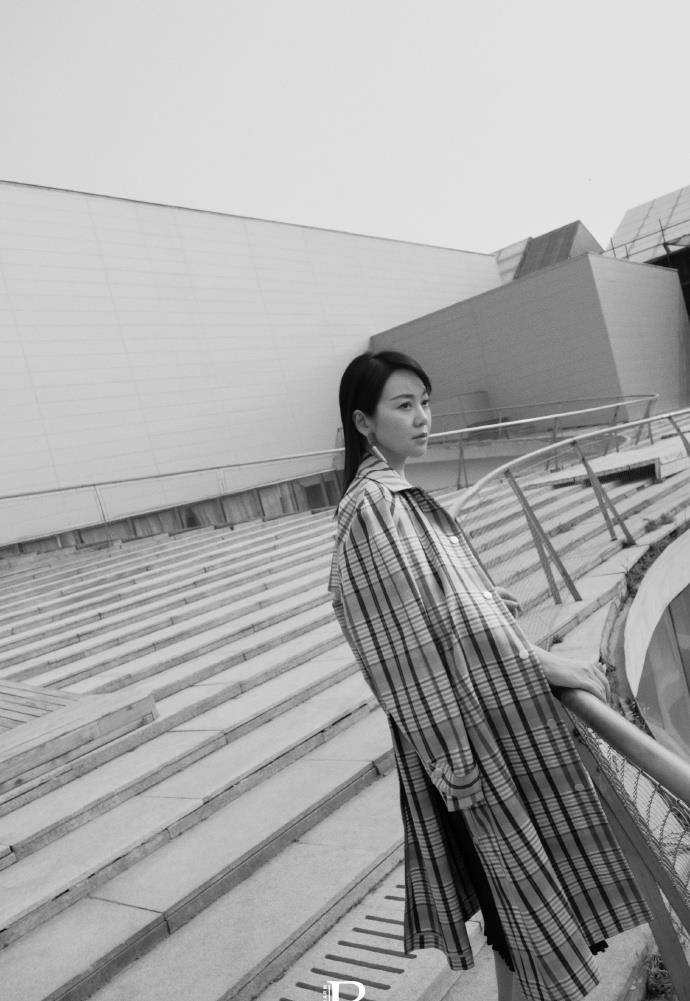 耳坠|闫妮最新写真公开，完美演绎48岁女性自信魅力，看到这双腿我酸了