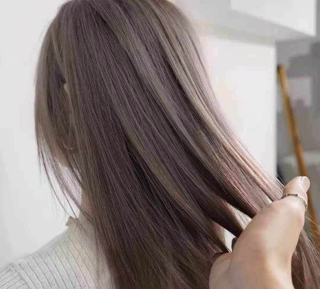 棕色|不用“漂色”不用“退色”，黑发一步染到位的生活色，显白又高级