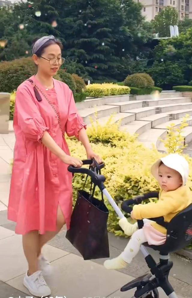效果|57岁青岛姥姥走红了！时尚带娃两不误，穿衣减龄连自己女儿都羡慕