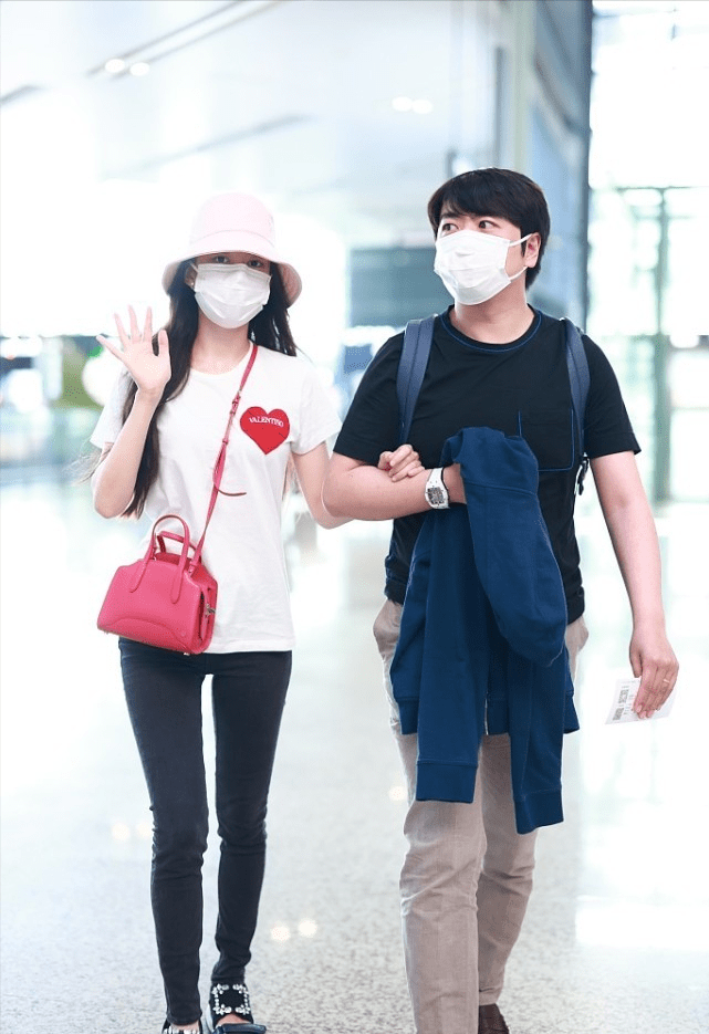 情侣|吉娜生了孩子身材没咋变，T恤配牛仔裤好显瘦，腿间空隙太明显了