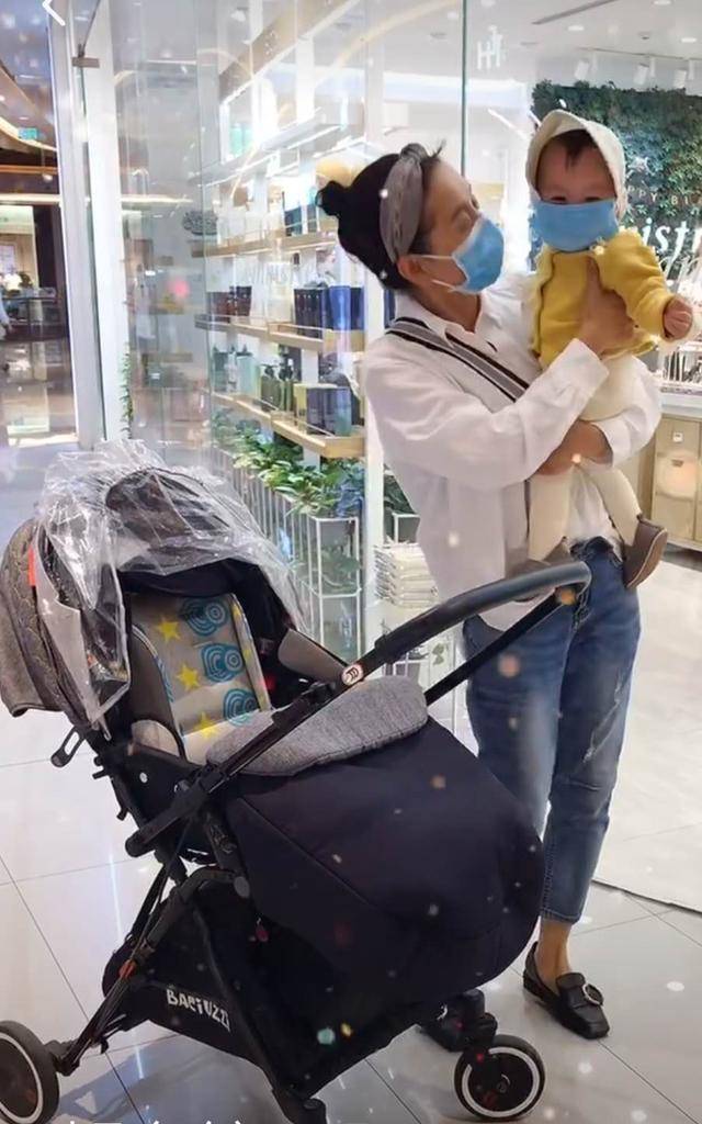 爱美|会穿多重要？57岁姥姥意外走红，爱美看娃兼顾，女儿都学的减龄搭