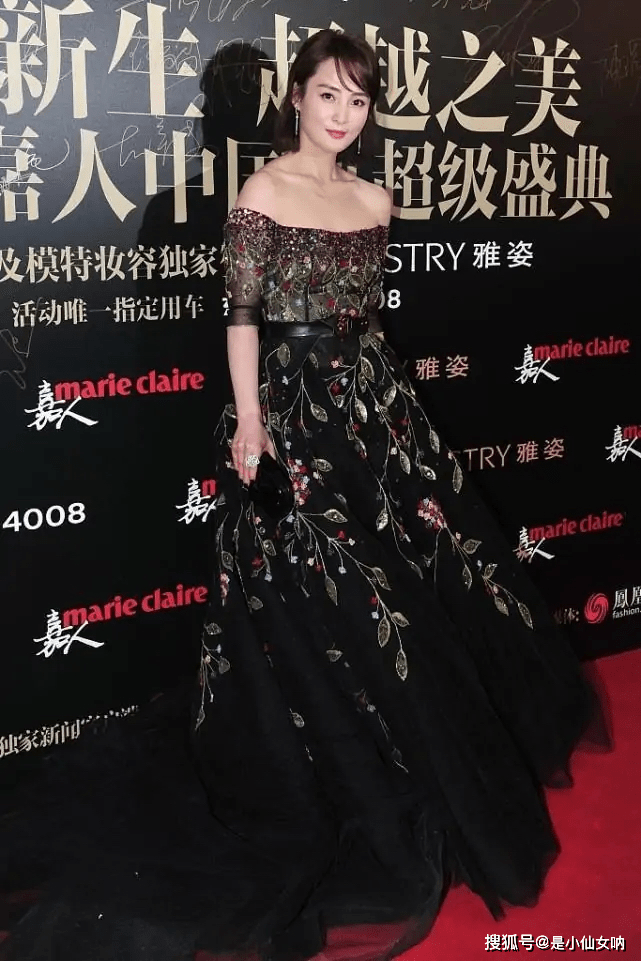 设计|蒋勤勤又轻松美出圈了,一袭露肩连衣裙,“老戏骨”让小花们自卑