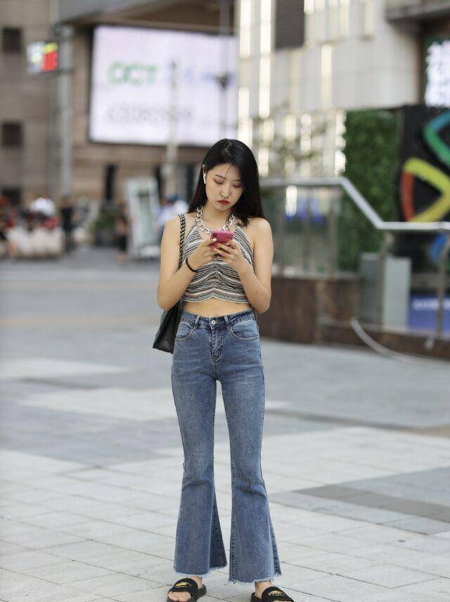上衣|黑色打底裤搭配时尚上衣，展现修身的感觉，凸显下装的效果