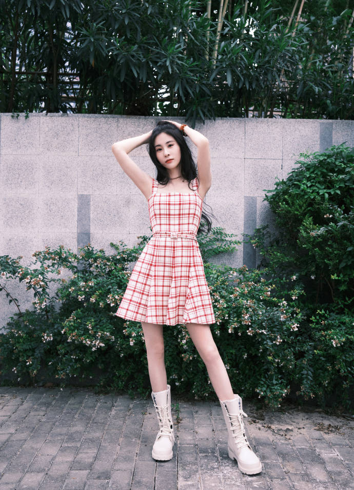 形象|张碧晨穿格纹裙太俏皮，看着不像是当妈的人，倒像是小姑娘