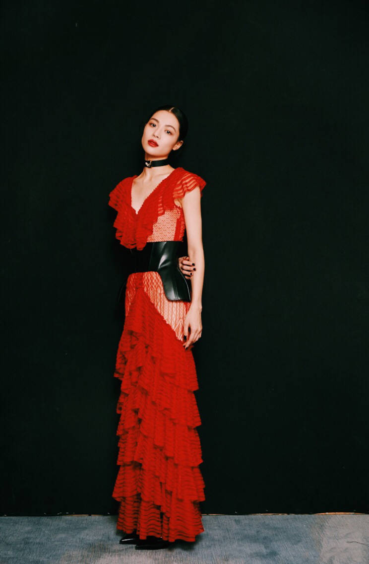 对比|没有对比就没有差距，钟楚曦撞衫古力娜扎，却在发型上分出高低