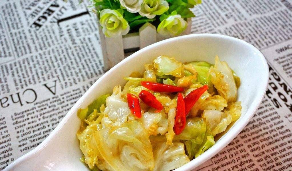 做法|惹人爱的卷心菜做法，我家十天做五次，解馋开胃又健康，回回光盘