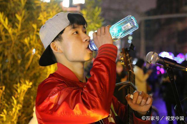 严重|43岁男子不沾烟酒，查出糖尿病，医生叹息：2件事做太多，害了他