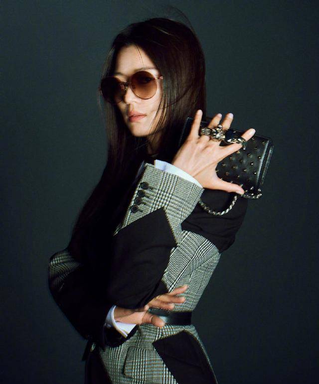女神|二胎后的全智贤高调出现，红唇黑裙穿出千颂伊气场，粗壮手臂抢眼