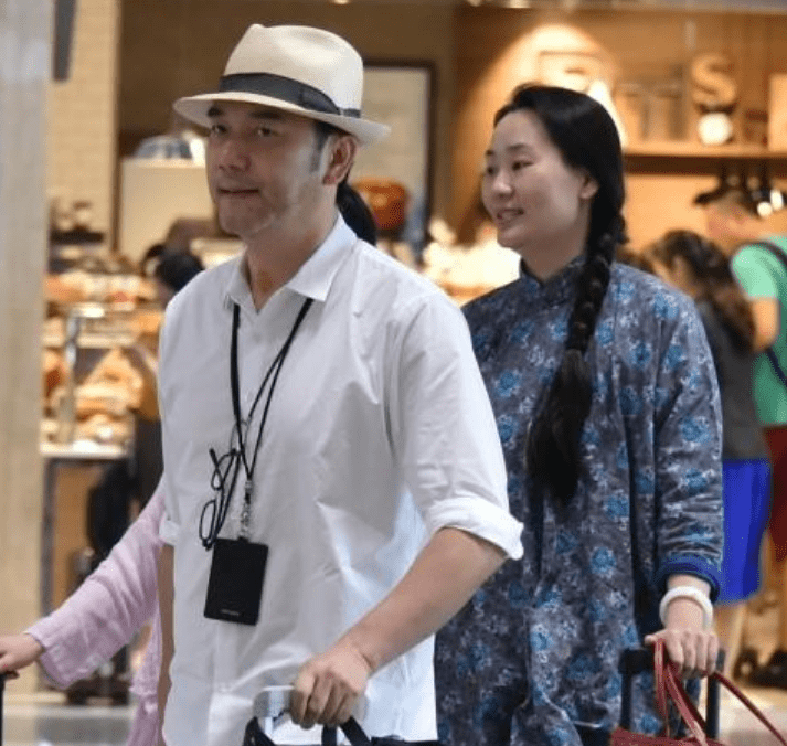 原创林依轮老婆从不赶时髦穿古朴长袍配麻花辫朴素打扮难掩贵妇范