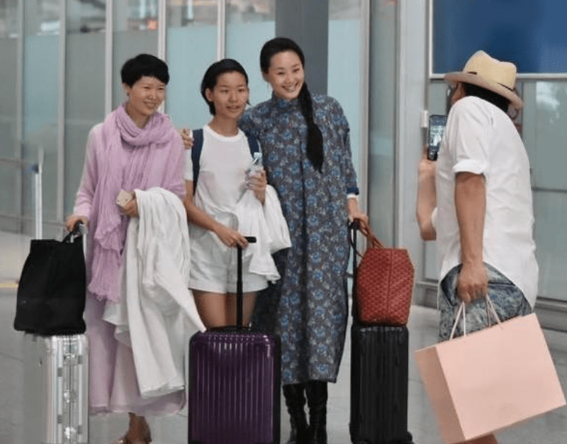 服装|林依轮老婆从不赶时髦,穿古朴长袍配麻花辫,朴素打扮难掩贵妇范