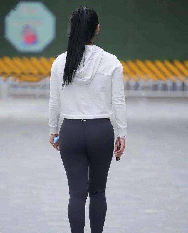 下装|黑色短袖加灰色修身打底裤，配色超级显瘦，小个子也能穿出大长腿