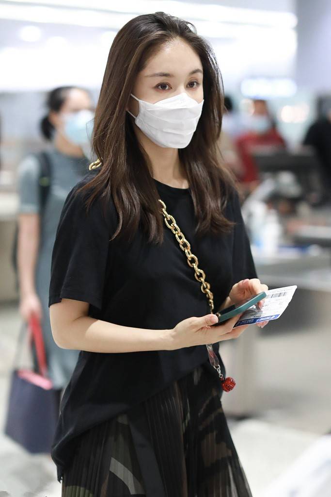 显得|王子文恋爱后气质大变，穿男友风T恤配网纱裙，温柔与妩媚并存