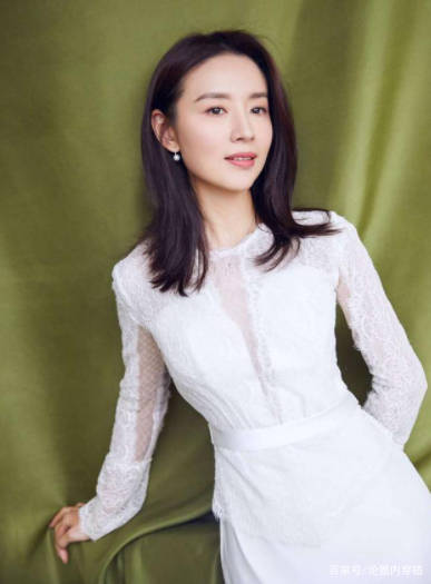 设计|董洁40岁还这么大胆，穿短裙秀身材曲线，不过依然少女感满满