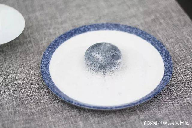 因为|26岁昆凌美背撩人，上万衣裙藏不住凹凸感，俩娃妈不简单