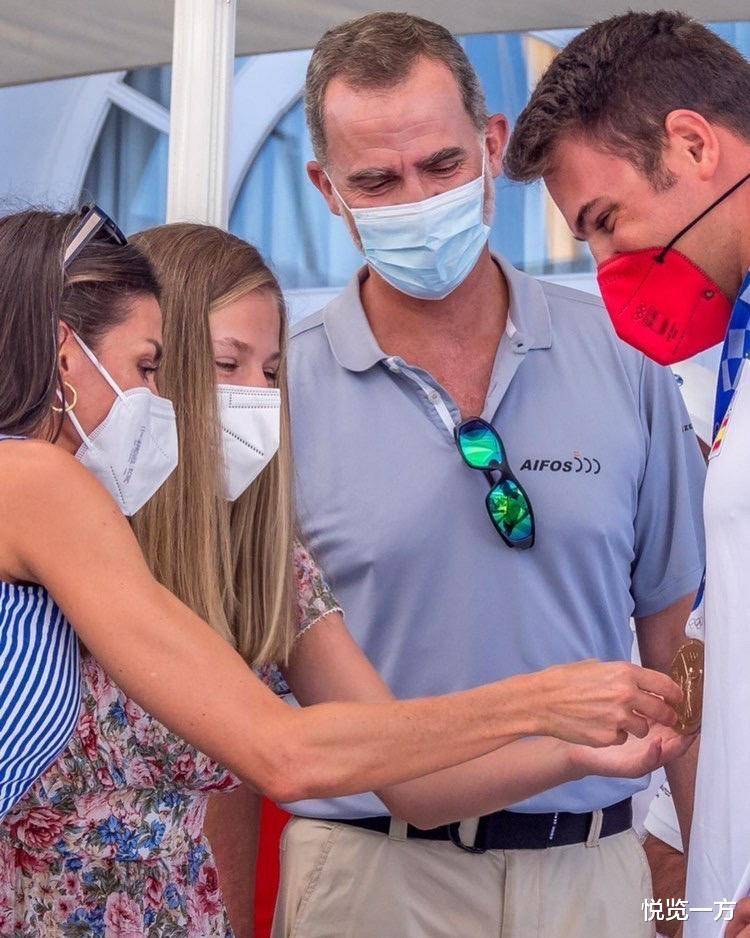 公主|西班牙公主扎拳击辫超俏丽 王后吊带裙飘逸大气 太后现身优雅亲和