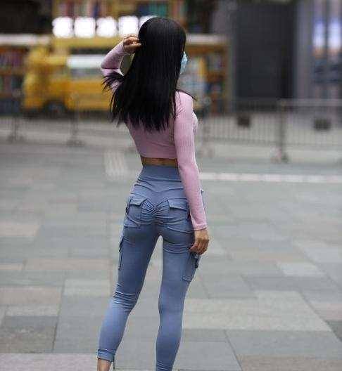 左图|身材修长的打底裤美女，秀出了俏丽大方的美，会更经典