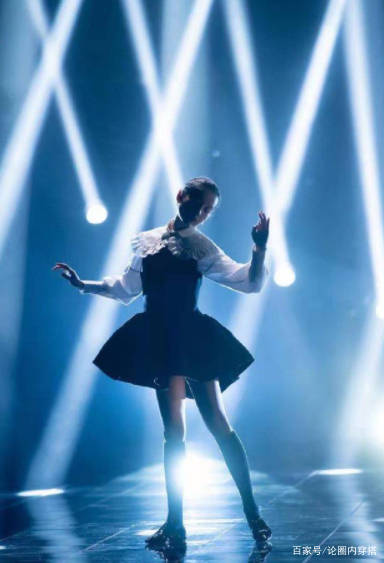 设计|董洁40岁还这么大胆,穿短裙秀身材曲线,不过依然少女感满满