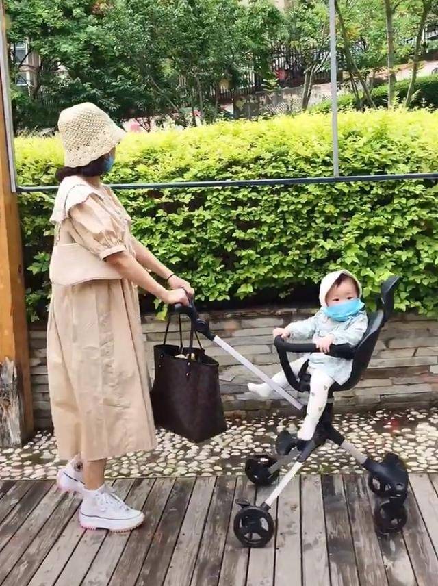 身材|57岁青岛姥姥意外蹿红，身材纤细穿衣时髦，带娃出门被错认成宝妈