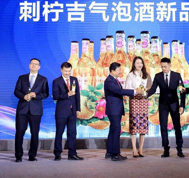 下半身|林丹夫妇带娃出游，三口人真亲密，谢杏芳穿平底鞋比林丹高出半头