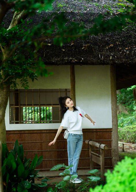 景甜|景甜简直就是夏日供氧机，穿完“男友衬衫”换爱心T恤，太清纯了