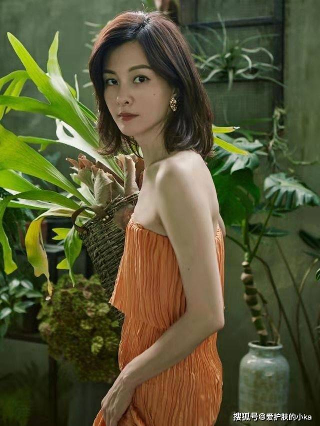 颜色|43岁刘孜脸蛋饱满，穿百褶裙身材纤细毫没赘肉，就是鼻子有点抢镜