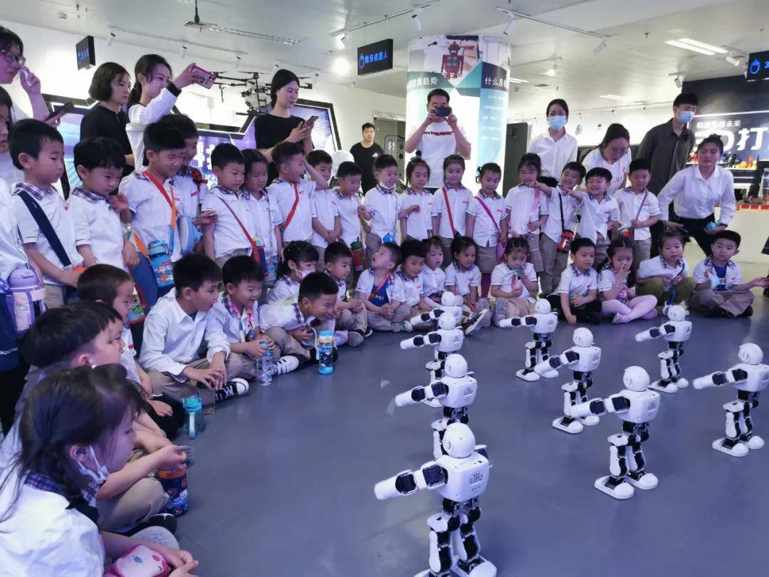 新加坡伊桥国际幼儿学校同学们到展览馆开展人工智能认知活动